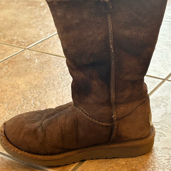 UGG Bailey Button Triplet Youth Size 1  Chestnut - Picture 5 of 7